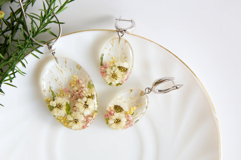 Floral resin jewelry mobile event workshop in San Francisco.