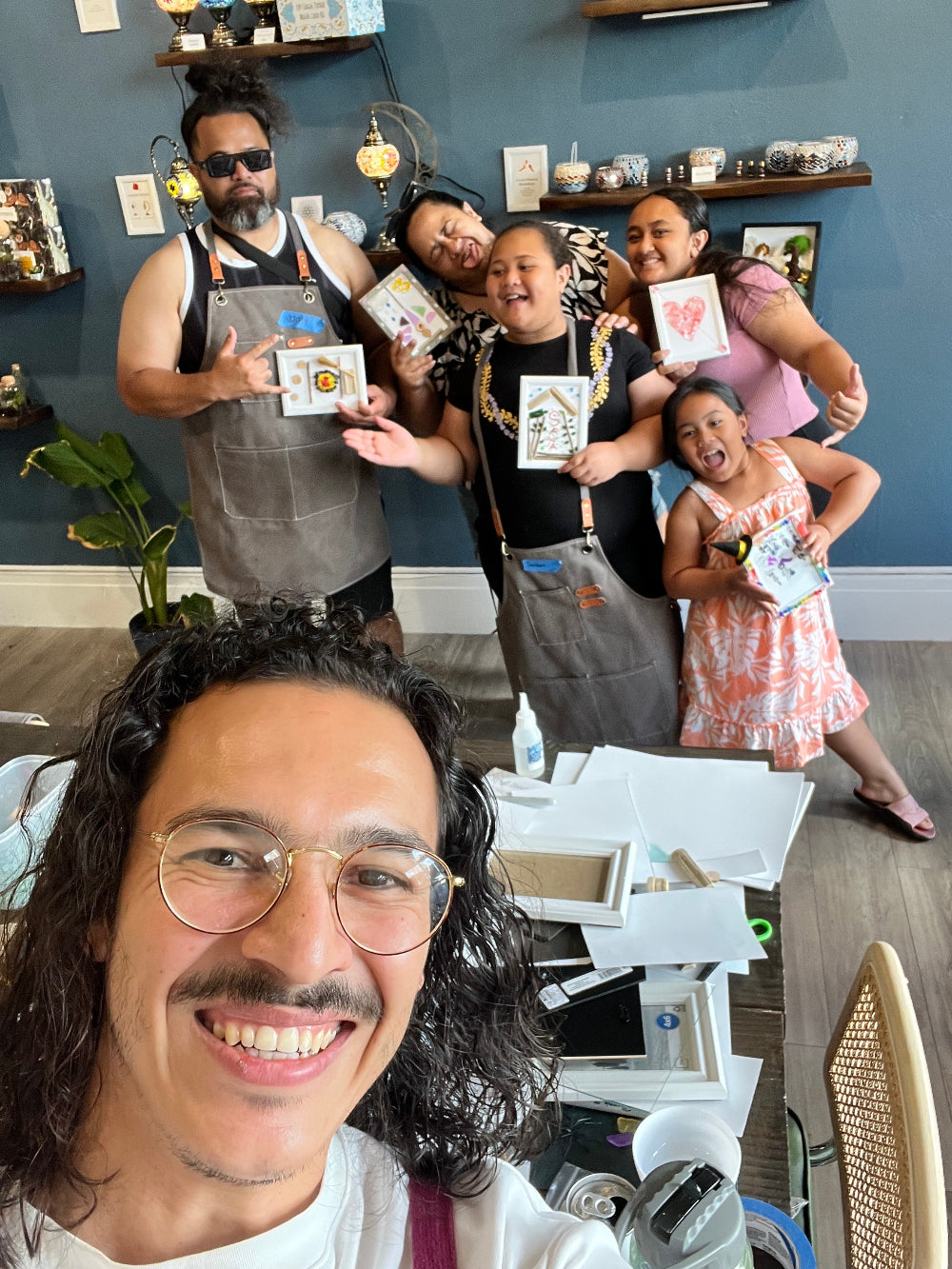 Famili crafting together at KraftStories studio in Honolulu