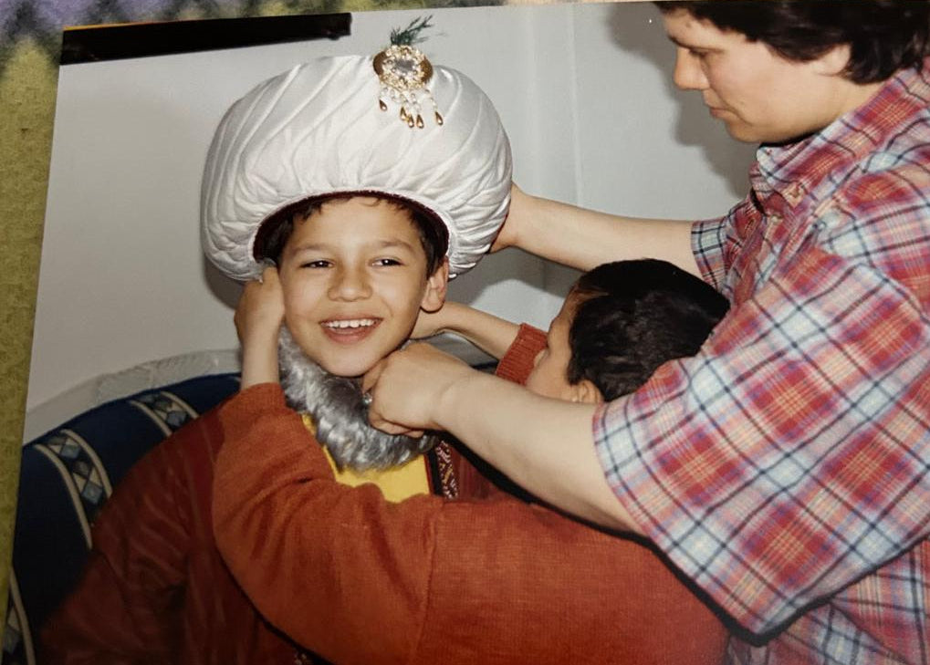 picture of Nur as a kid and his mom dressing him up like a Sultan