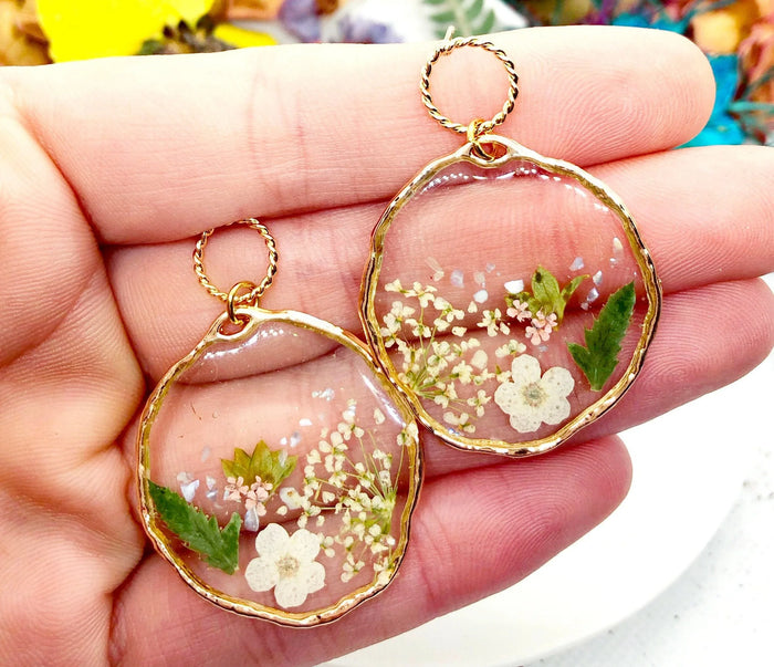 Arts & Craft Class, birthday party activity, date, team building, Resin Jewelry Making in Honolulu - KraftStories