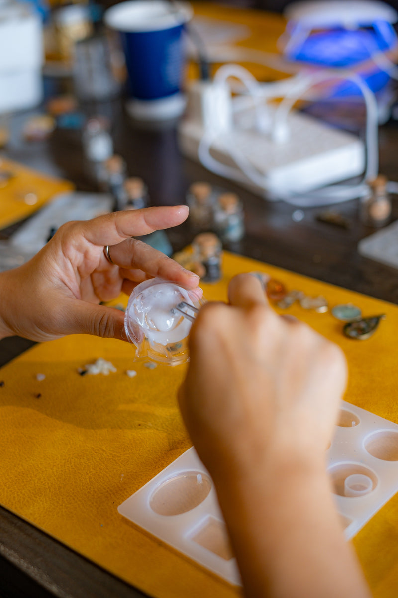 Virtual Arts & Craft Class, birthday party activity, virtual team building, Resin Jewelry Making Workshop - KraftStories