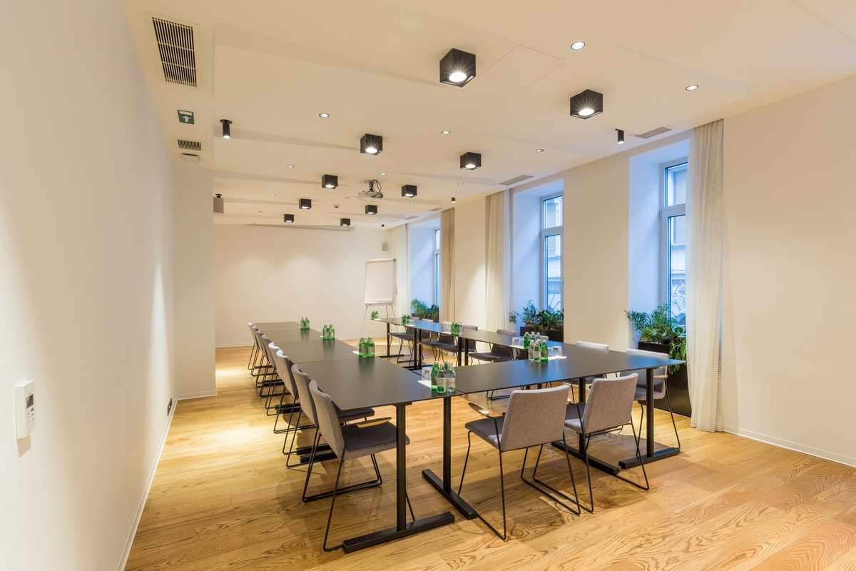 Minimal workspace requirements for hosting an onsite NYC workshop.