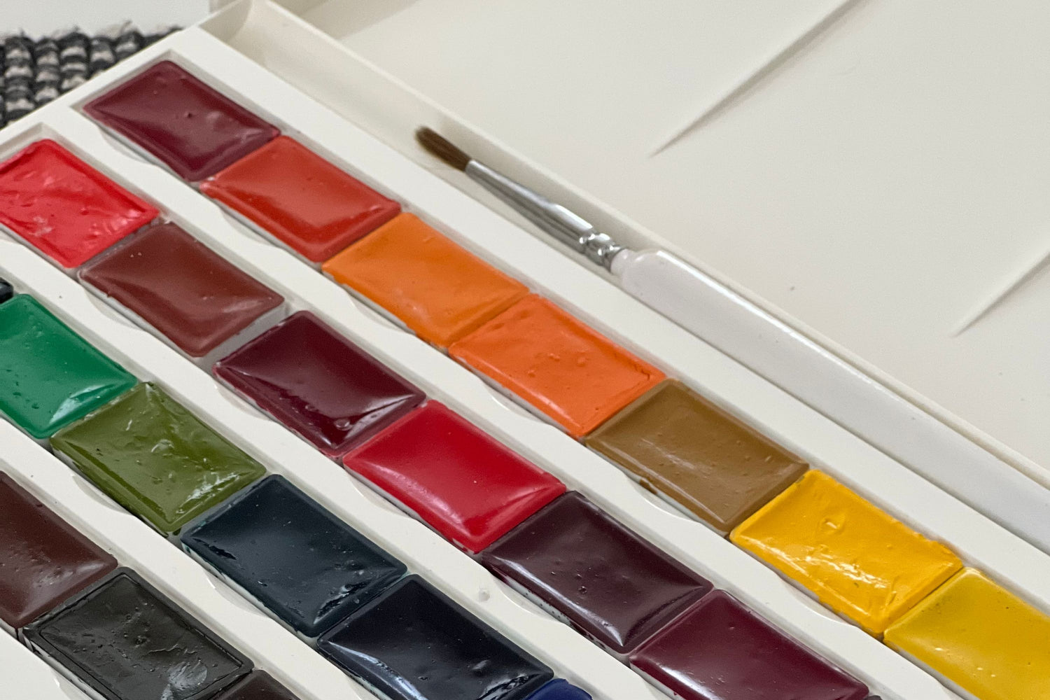 Watercolor paint set with brush - Watercolor Painting Workshop in NYC - KraftStories