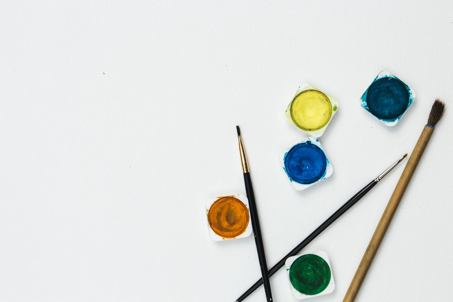 Paint brushes and watercolor pans on white - Watercolor Painting Workshop in NYC - KraftStories